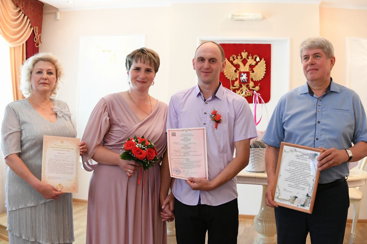 В День семьи, любви и верности в Хакасии прошли торжественные регистрации брака